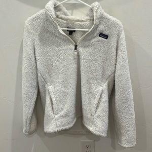 kids patagonia fleece in white ☃️❄️